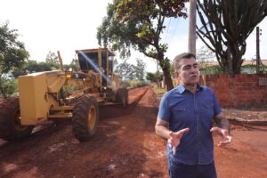 Prefeitura lança frentes de asfalto para 2 bairros em apenas 24 horas