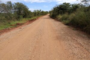Prefeitura leva cascalhamento às estradas rurais do Distrito de Itahum