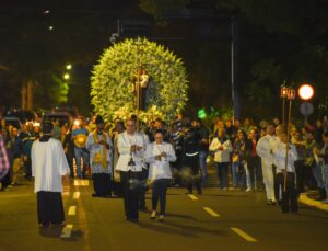 Procissão e missa em homenagem a Santo Antônio emocionam fiéis em Campo Grande