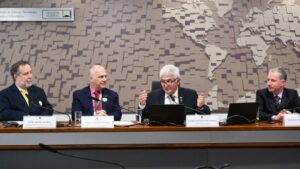 Comissão de Ciência, Tecnologia, Inovação, Comunicação e Informática (CCT) promove audiência pública interativa destinada a discutir o futuro do Programa Espacial Brasileiro (PEB). Mesa: diretor para Atividades Parlamentares do Sindicato dos Servidores Públicos Federais na Área de C&T do Setor Aeroespacial (SindCT), Acioli Antonio de Olivo; presidente da Agência Espacial Brasileira (AEB), Marco Antonio Chamon; presidente eventual da CCT, senador Astronauta Marcos Pontes (PL-SP); diretor substituto do Instituto Nacional de Pesquisas Espaciais (Inpe), Adenilson Roberto da Silva. Via videoconferência: gerente do Departamento de Defesa, Segurança e Alimentos da Financiadora de Estudos e Projetos (FINEP), William Rospendowski