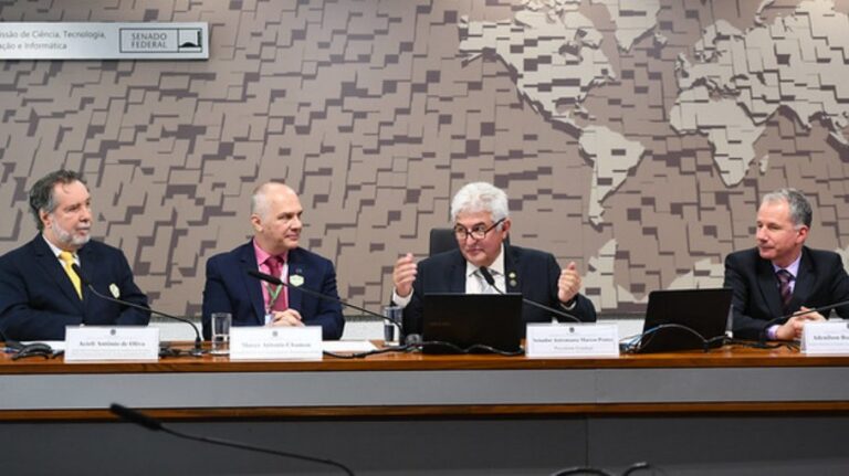 Comissão de Ciência, Tecnologia, Inovação, Comunicação e Informática (CCT) promove audiência pública interativa destinada a discutir o futuro do Programa Espacial Brasileiro (PEB). Mesa: diretor para Atividades Parlamentares do Sindicato dos Servidores Públicos Federais na Área de C&T do Setor Aeroespacial (SindCT), Acioli Antonio de Olivo; presidente da Agência Espacial Brasileira (AEB), Marco Antonio Chamon; presidente eventual da CCT, senador Astronauta Marcos Pontes (PL-SP); diretor substituto do Instituto Nacional de Pesquisas Espaciais (Inpe), Adenilson Roberto da Silva. Via videoconferência: gerente do Departamento de Defesa, Segurança e Alimentos da Financiadora de Estudos e Projetos (FINEP), William Rospendowski