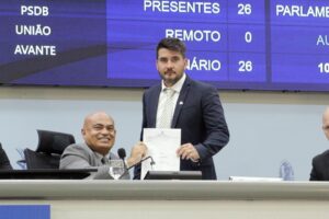 Rafael Tavares entrega à Câmara ofício com assinaturas para CPI da Santa Casa