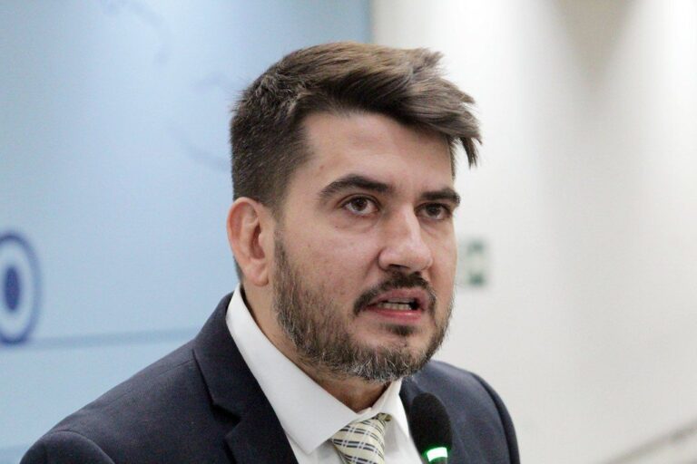 Rafael Tavares quer exames periódicos e antecedentes obrigatórios para servidores que atuam com crianças em Campo Grande