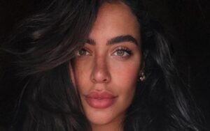 Rafaella Santos brilha com vestido de fenda em leilão de Neymar