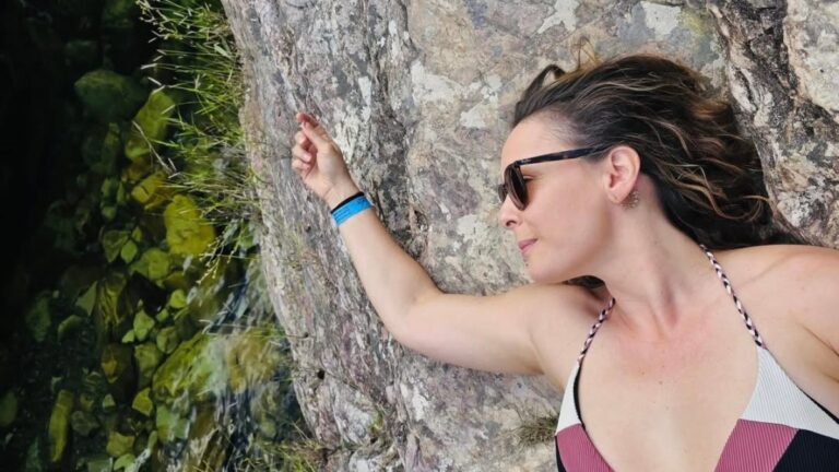 Regiane Alves ganha elogios ao posar de maiô e biquíni