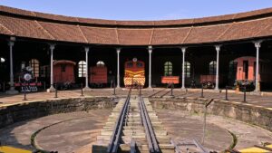 Rotunda de 1882 atrai turistas apaixonados por trens em MG