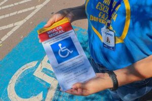SAS realiza blitz educativa em shopping para conscientizar sobre uso de vagas para pessoas com deficiência