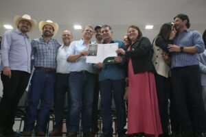 SP entrega títulos, máquinas e estradas em pacote de R$ 16 milhões ao agro