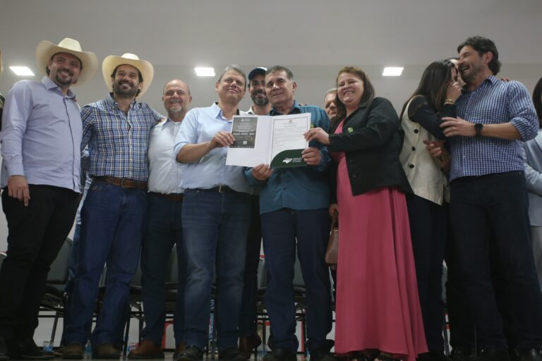 SP entrega títulos, máquinas e estradas em pacote de R$ 16 milhões ao agro