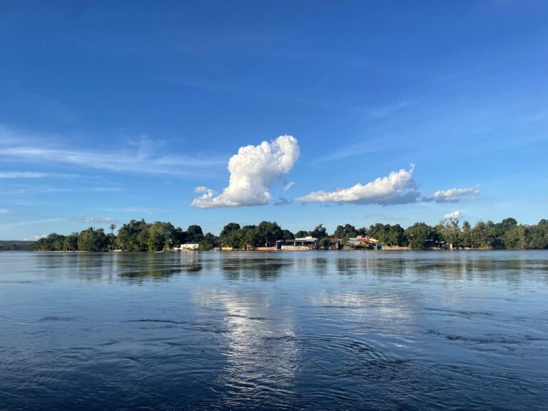 Sábado de sol e poucas nuvens, com calor de até 34°C