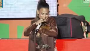 Simone Mendes é presenteada com galinha durante show