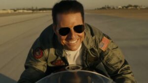 Tom Cruise quebra recorde com salto em paraquedas em chamas