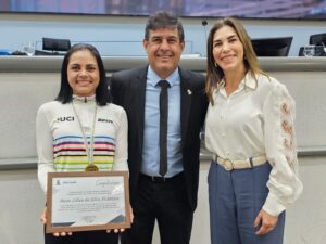 Vereador Beto Avelar e Mônica Riedel entregam homenagem à bicampeã mundial de Mountain Bike