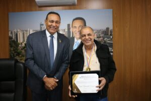 Vereador Carlão entrega “Medalha Destaques da Década” ao empresário e engenheiro, Luiz Donizete Campeiro