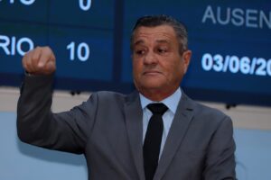 Vereador Delei Pinheiro destaca importância do Teste do Pezinho em pronunciamento no Dia Nacional do Exame