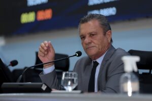Vereador Delei Pinheiro solicita instalação de semáforo em cruzamento movimentado para aumentar segurança viária