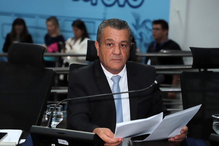 Vereador Delei Pinheiro solicita limpeza e retirada de entulho em terreno no Conjunto Aero Rancho