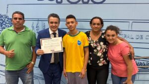 Vereador Landmark homenageia jovem atleta João Pedro, medalhista no Mundial de Atletismo na Sérvia