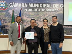 Vereador Marcinho Souza entrega Moção de Congratulação ao empresário Pedro Rony Argerin