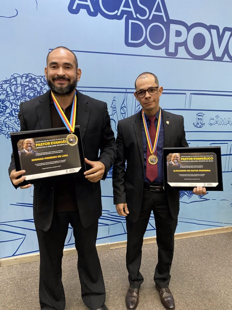 Vereador Professor Riverton homenageia Pastores com a medalha legislativa Apóstolo Edilson Vicente da Silva