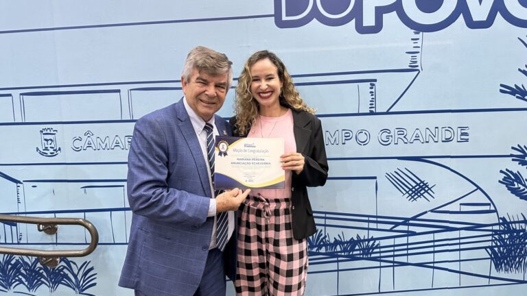 Vereador Veterinário Francisco homenageia jornalista pelo lançamento de livro sobre maternidade