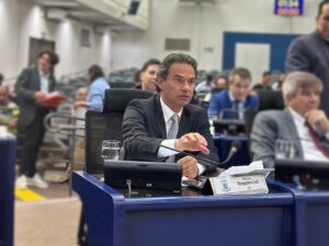 Vereador questiona aumento de cargos comissionados e reajustes salariais em meio à crise na saúde pública.