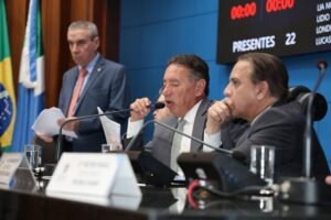 Antes da homenagem, durante a Ordem do Dia, foram aprovados 3 propostas