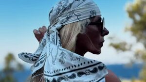 Adriane Galisteu ousa em clique nu à beira-mar na Turquia