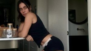 Alessandra Negrini posa de lingerie em novas fotos; veja