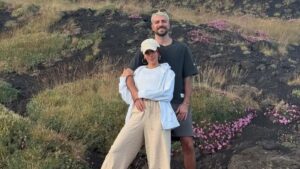 Anitta publica fotos íntimas com namorado e nega fim da relação
