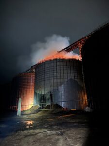 Bombeiros combatem incêndio há três dias em cooperativa agrícola