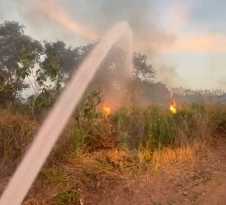 Bombeiros controlam incêndio em área pública no bairro Nova Coxim
