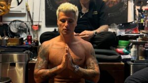 Bruno Gagliasso se tatua na Tailândia: "Experiência sagrada"