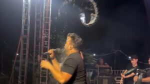 Cantor é atingido por lata e sai sangrando do palco