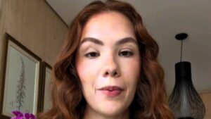 Cantora é denunciada após usar multas falsas para promover música