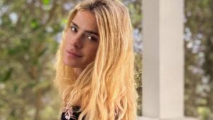 Carolina Dieckmmann resgata fotos de biquíni: "Quentinho"