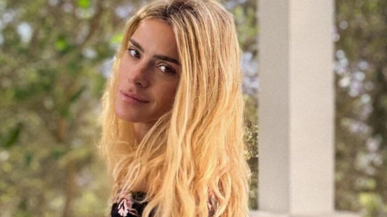 Carolina Dieckmmann resgata fotos de biquíni: "Quentinho"