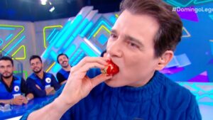Celso Portiolli sofre ao vivo com "morango do amor"