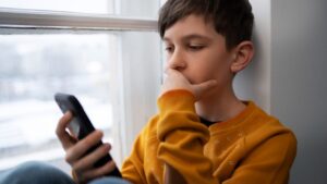 Cresce o uso de IA por crianças para apoio emocional