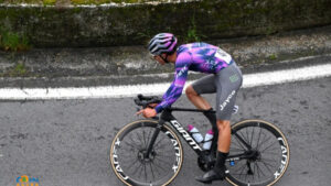 Ciclista de 19 anos morre após cair e bater com cabeça em prova