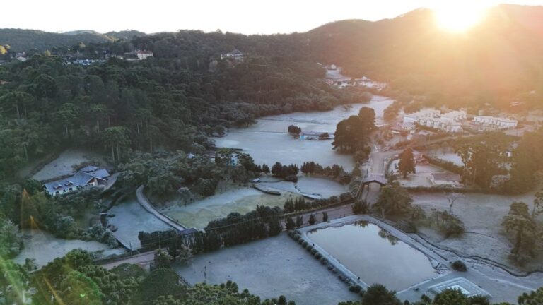 Confira as imagens da geada no distrito turístico de Monte Verde