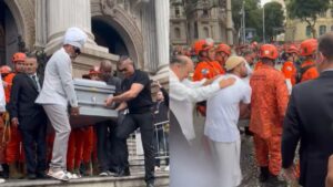 Corpo de Preta Gil deixa Theatro Municipal e segue cortejo no Rio