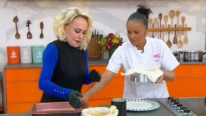 Cozinheira do Mais Você quebra protocolo da Globo ao vivo