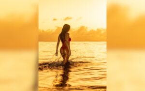Deborah Secco posa de biquíni em novo ensaio em Noronha