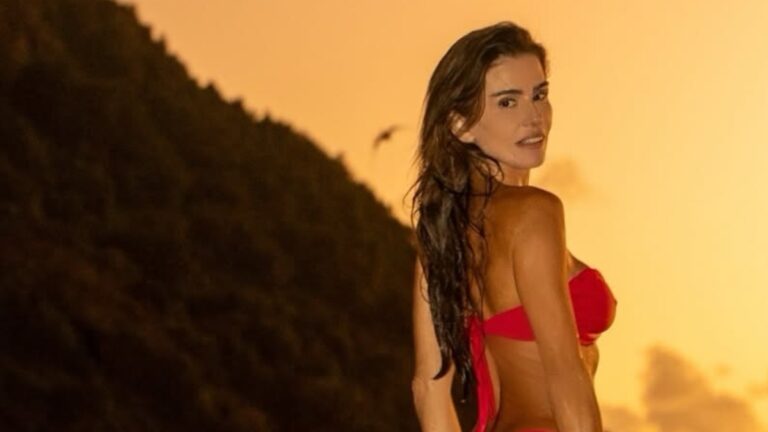 Deborah Secco se despede de Noronha e posa em meio ao pôr do sol