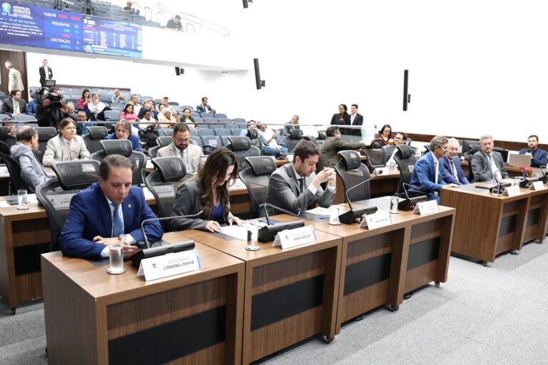 Deputados devem votar, na primeira sessão da semana, sete projetos