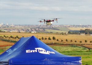 Drones ‘conquistam’ as lavouras e transformam a pulverização no campo