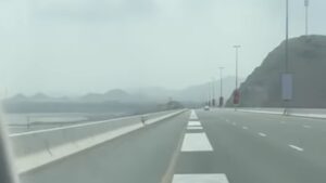 Estrada tecnológica toca música enquanto veículos transitam
