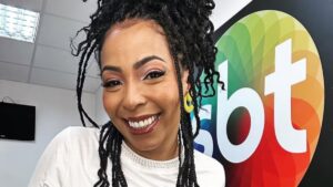Ex-The Noite, Juliana Oliveira adia ação contra SBT