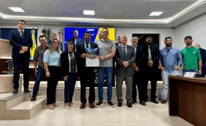 Ex-presidente do Costa Rica é homenageado na Câmara